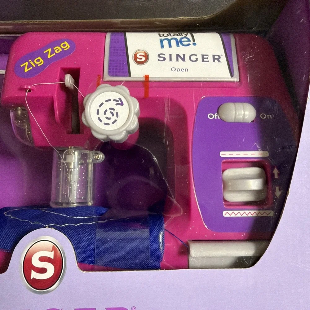 Totally Me! Toy Singer Sewing Machine & Case Toys R Us T2202 New (box damage) 6+